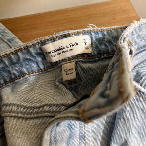 Abercrombie High Rise Mom Jean Curve Love | Size 4 / 27